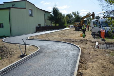 Trwa asfaltowanie drogi rowerowej w Czarnuchowicach